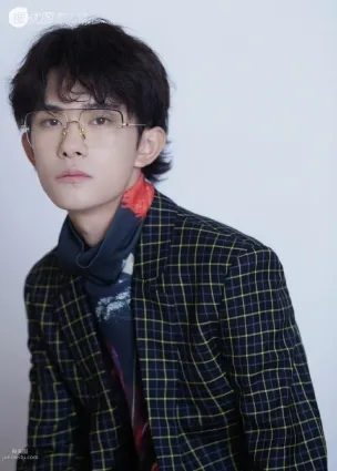 小帅哥易烊千玺化身西装绅士，戴金边眼镜魅力十足