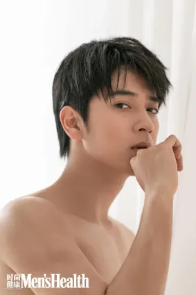 肌肉帅哥明星陈若轩半裸上身写真，大秀八块性感腹肌