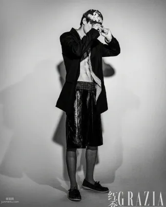 姚琛多套服饰演绎时尚，冷峻，霸气，性感黑白写真照片