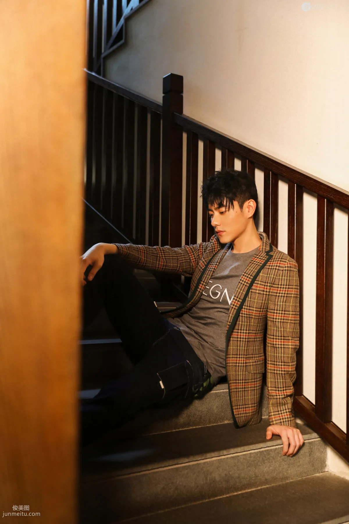 李程彬休闲格纹西服与花同框唯美画面写真图片