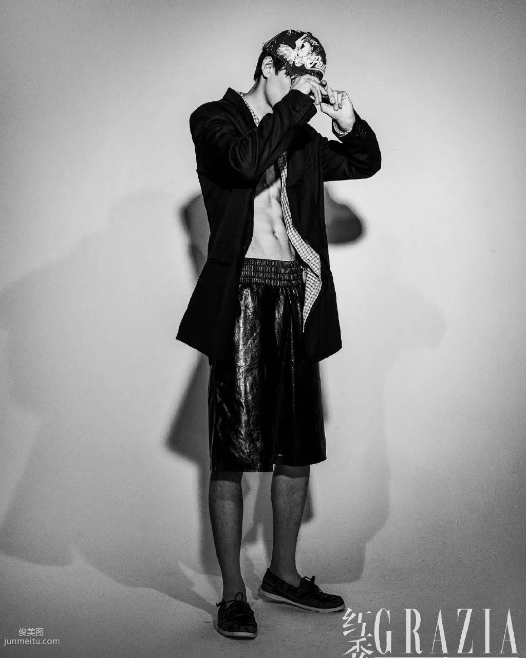 姚琛多套服饰演绎时尚，冷峻，霸气，性感黑白写真照片