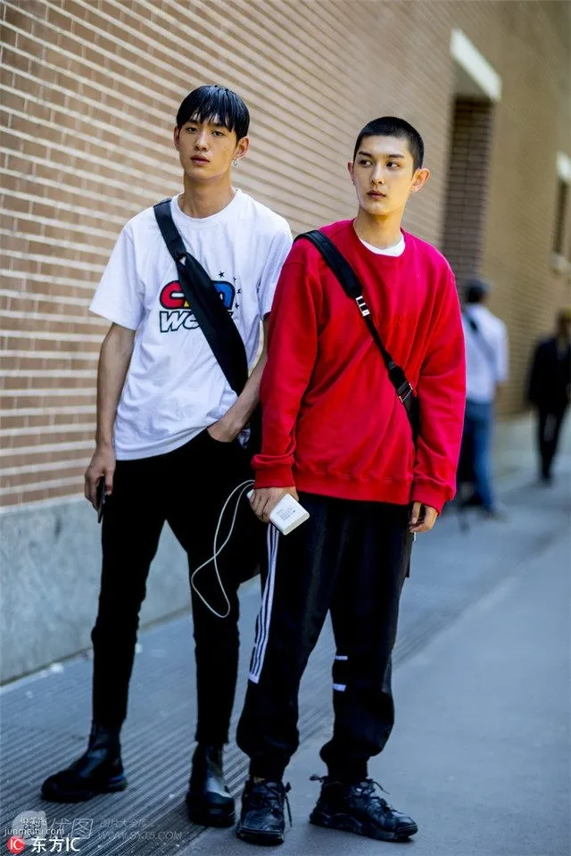 好看的欧美男模们街拍图片，看下台后的他们日常穿搭