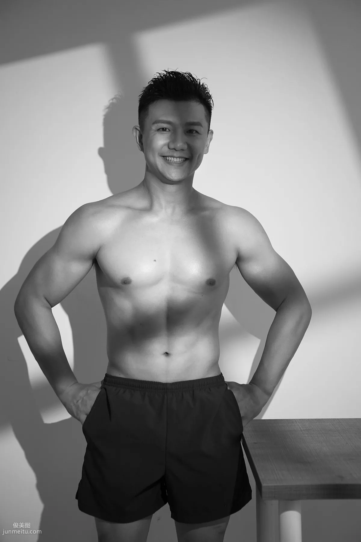 运动明星陈一冰微博晒写真，半裸上身首秀肌肉，线条完美