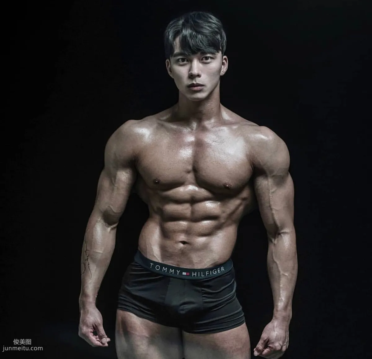 八块腹肌很明显，冷酷霸气的韩国肌肉男图片