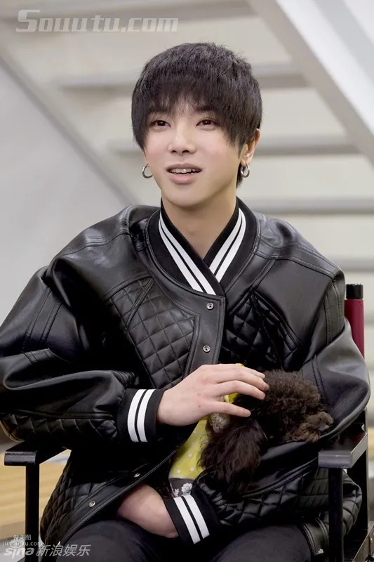 华晨宇（小花花）后台照，怀抱小狗，爱宠之心可见一般