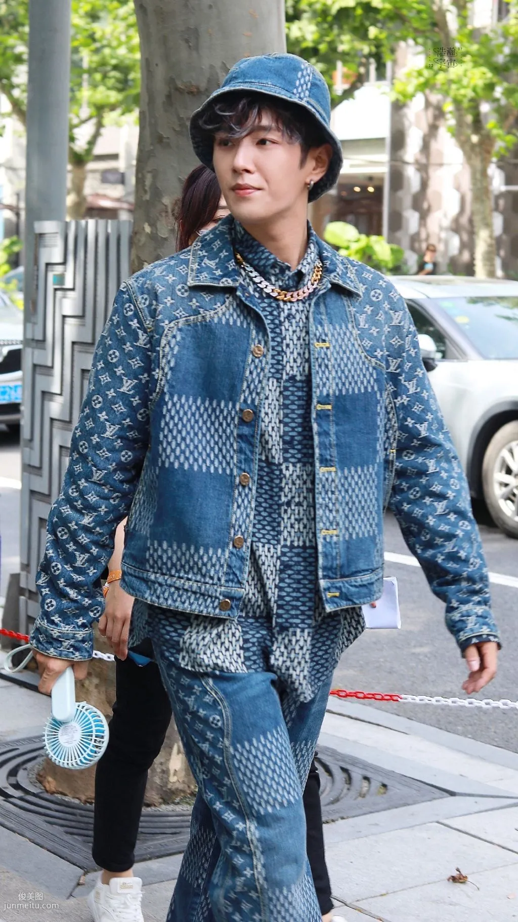帅哥出街，穿这么多不热吗？歌手李汶翰大热天穿贼多街拍照片