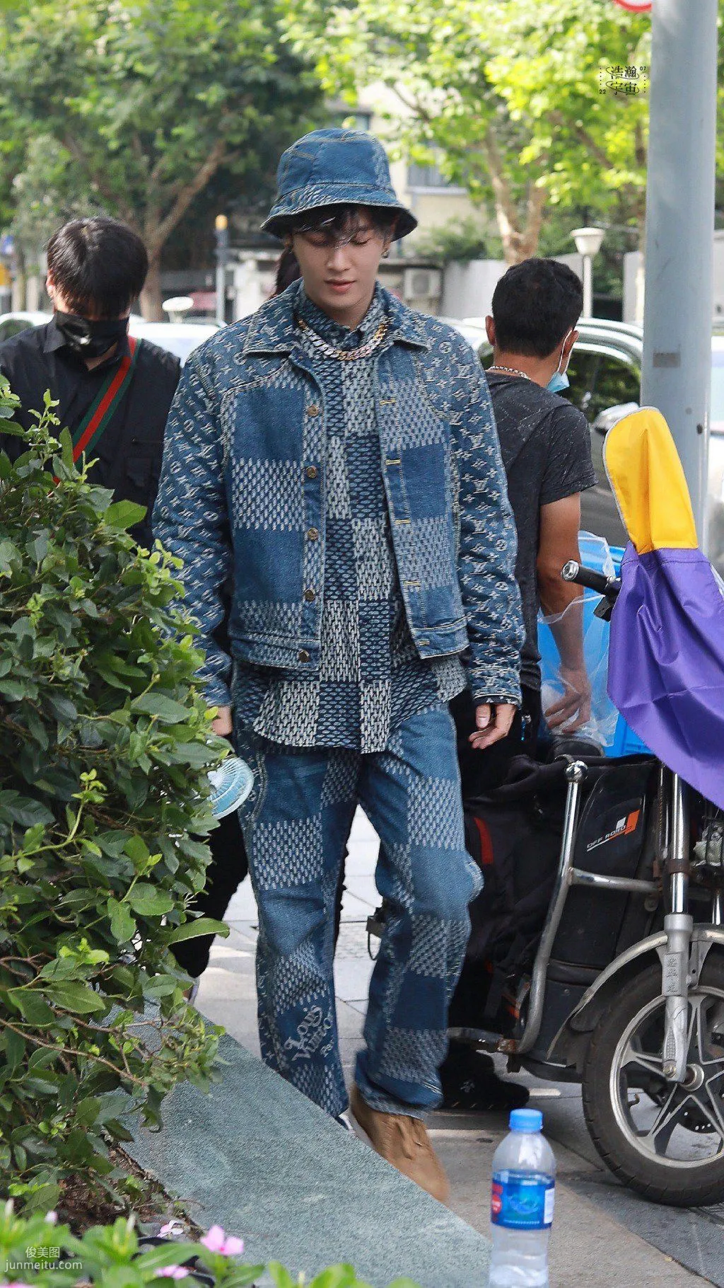 帅哥出街，穿这么多不热吗？歌手李汶翰大热天穿贼多街拍照片