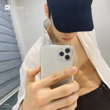 王子异肌肉图片，穿衣显瘦，脱衣有肌肉，西装总裁王子异肌肉写真图片