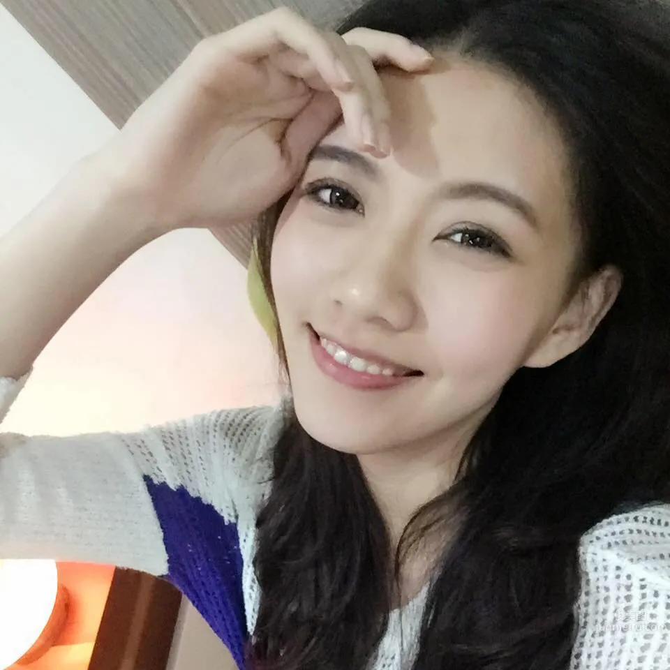 周巧韵-长发飘逸 妩媚朦胧美自拍照