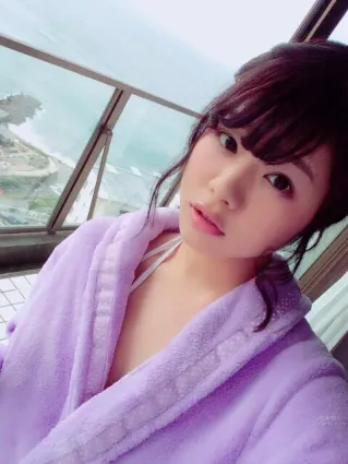 碧风歌- 肉感小美女私房照