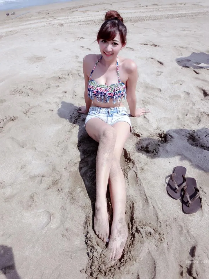 温蒂(谢宜妏)- 淡江D奶比基尼美图