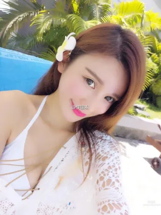 郏桢- 大眼妹子清新比基尼美图