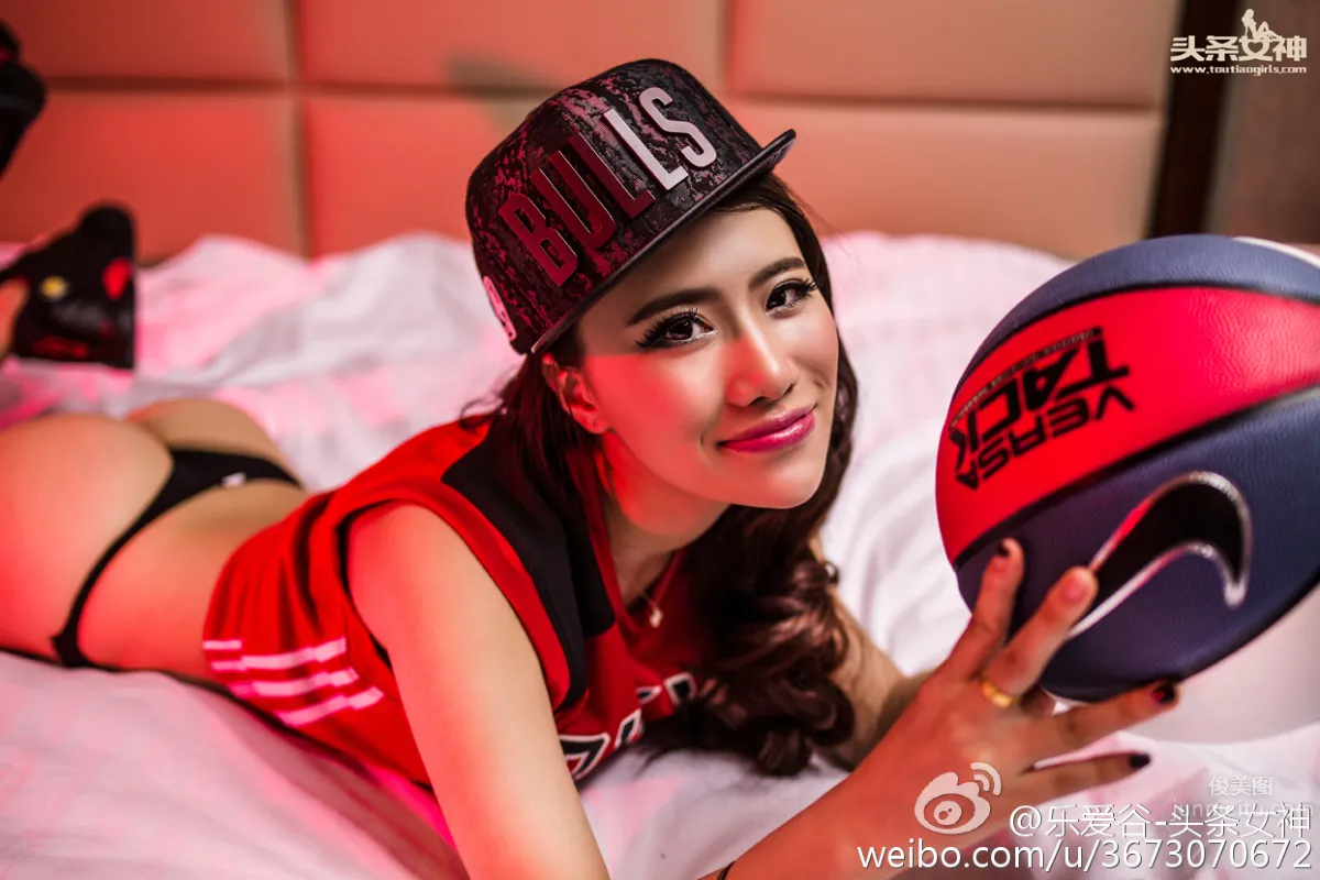 Y绮儿- [TouTiao头条女神] 2015-11-24 可爱性感的公牛球迷