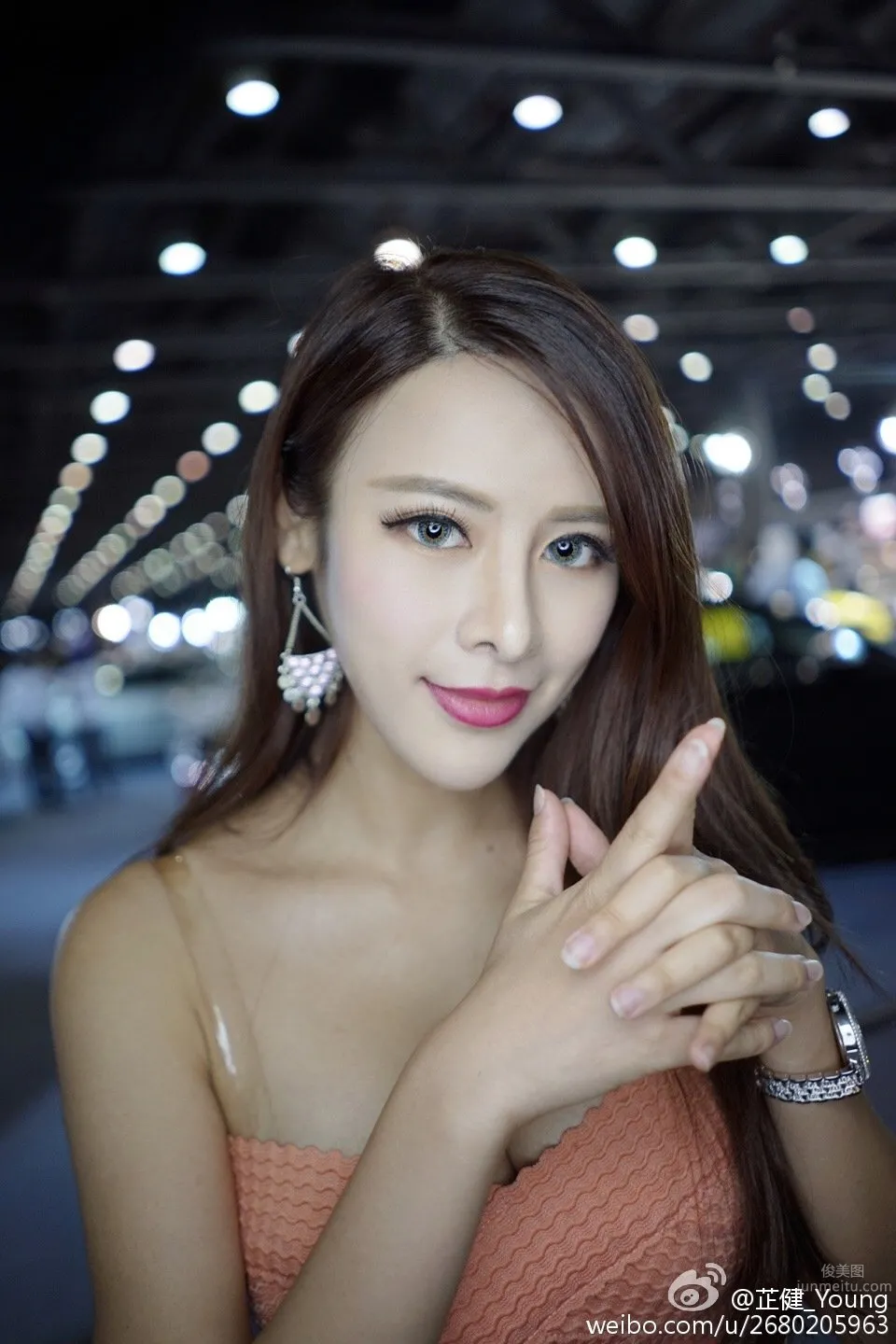 芷健Young- 艳丽赛车女郎美照