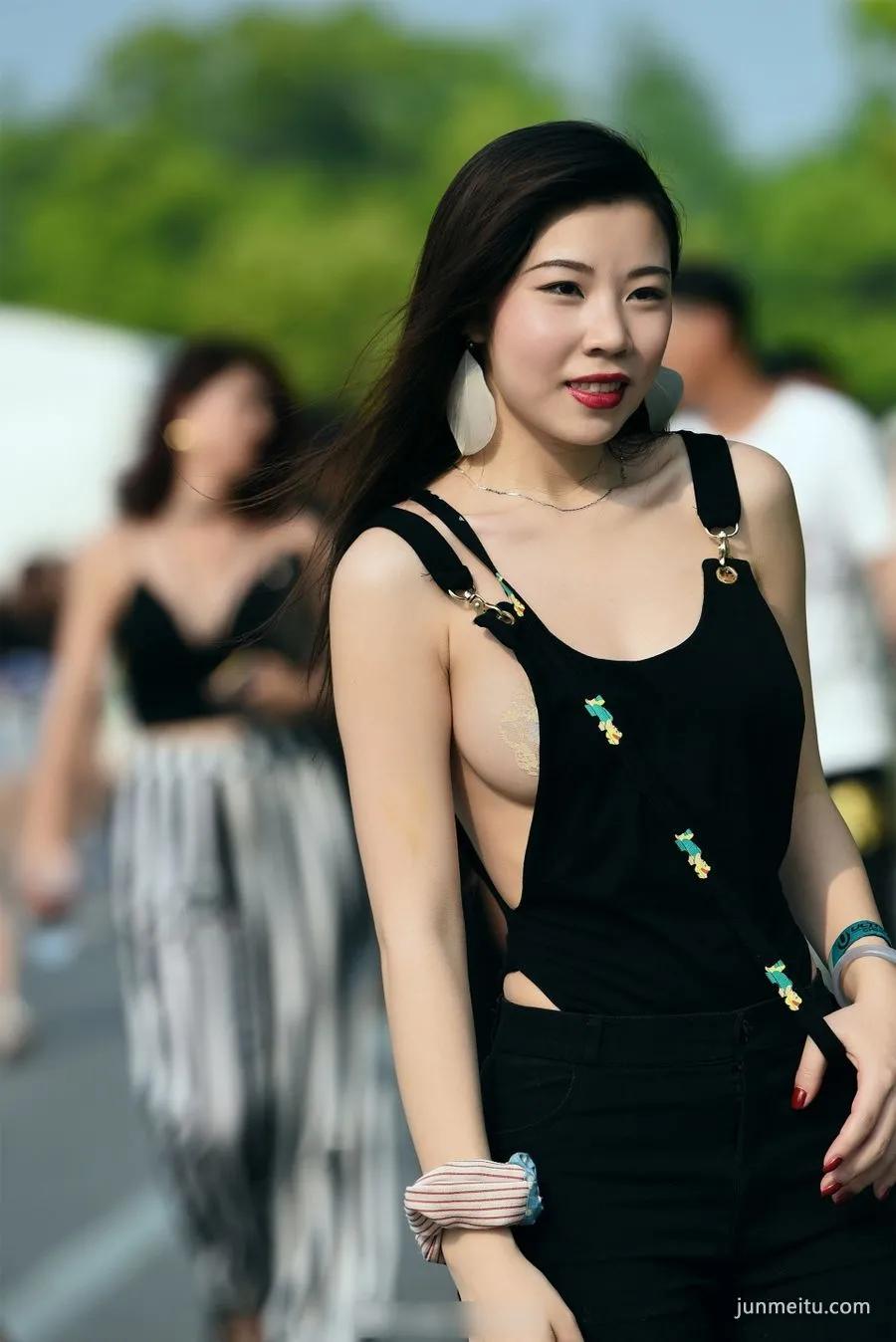 街拍抄底小姐姐侧漏性感身材，这样逛街男朋友也不管管