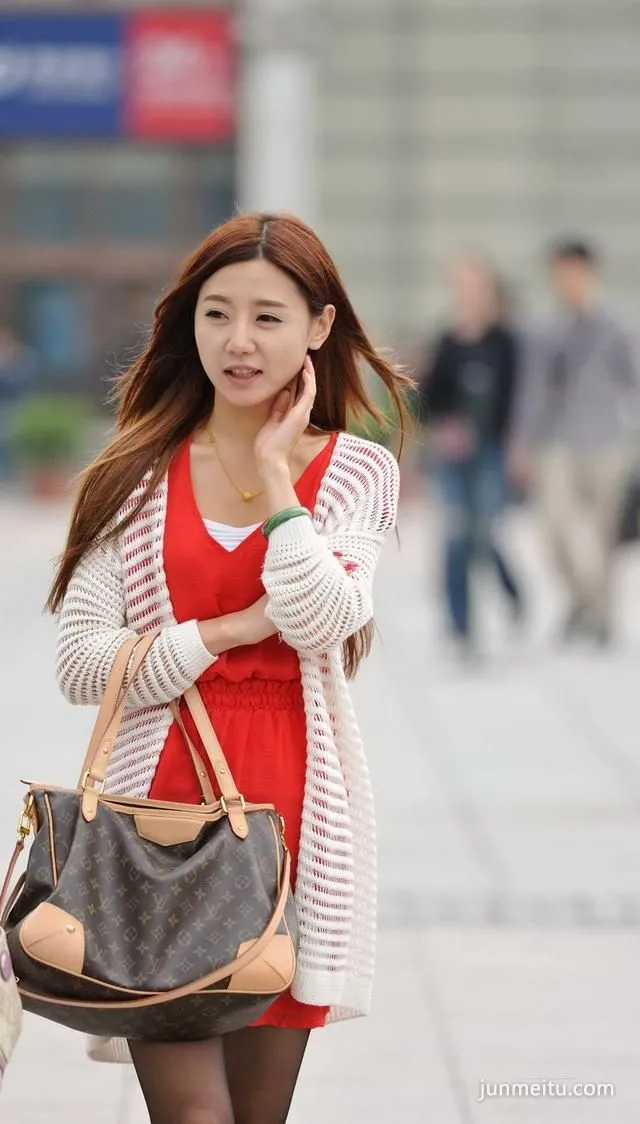 街头跟拍清纯黑丝袜美少女很有味道