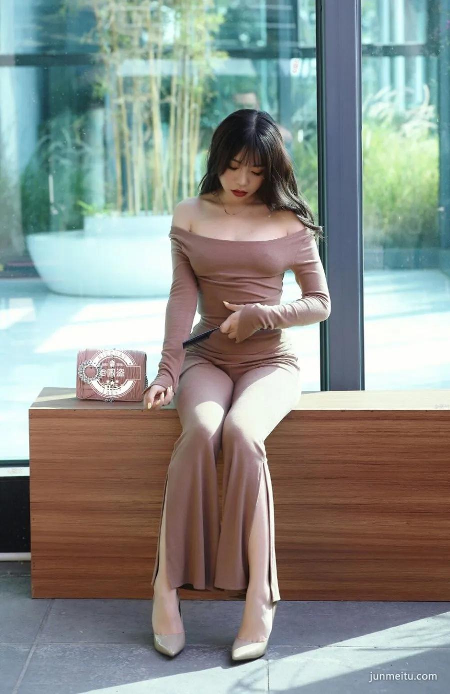 街拍少妇好风骚 大屁股紧身裤越看越好看