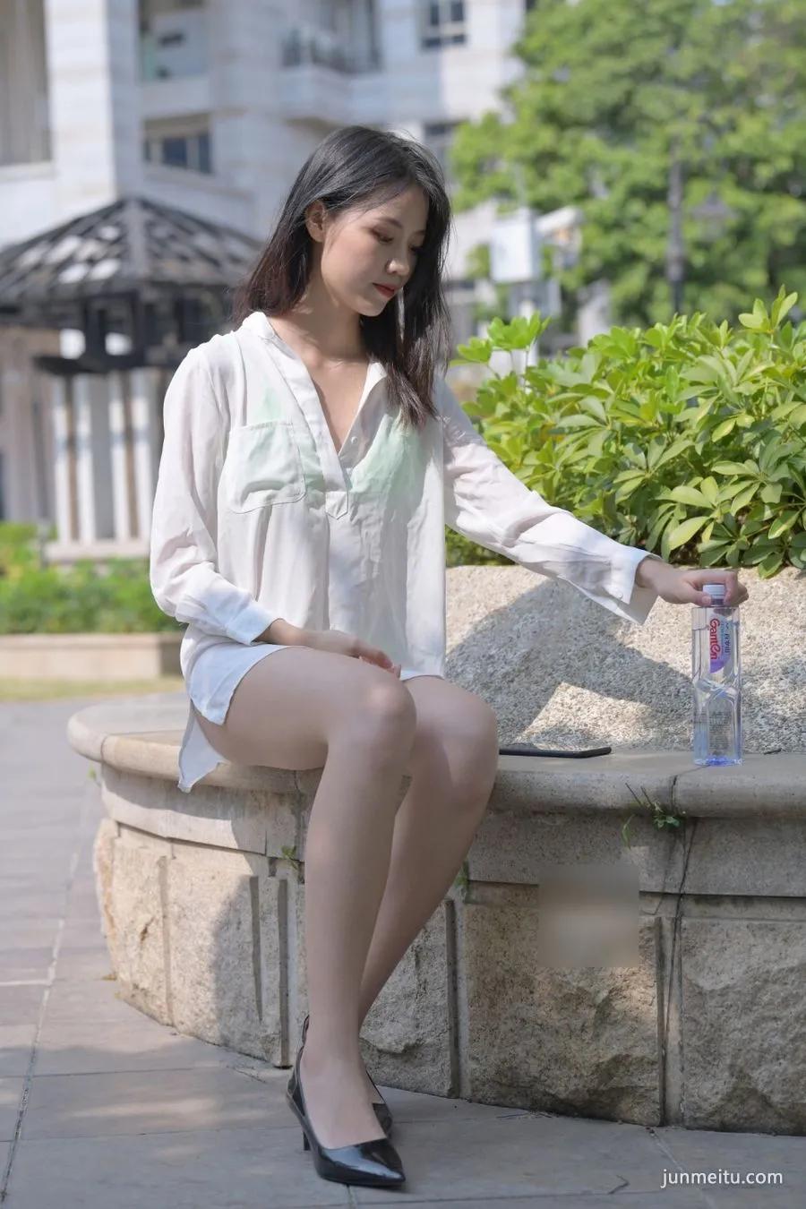 街拍比基尼外搭白衬衫，若隐若现美不可言