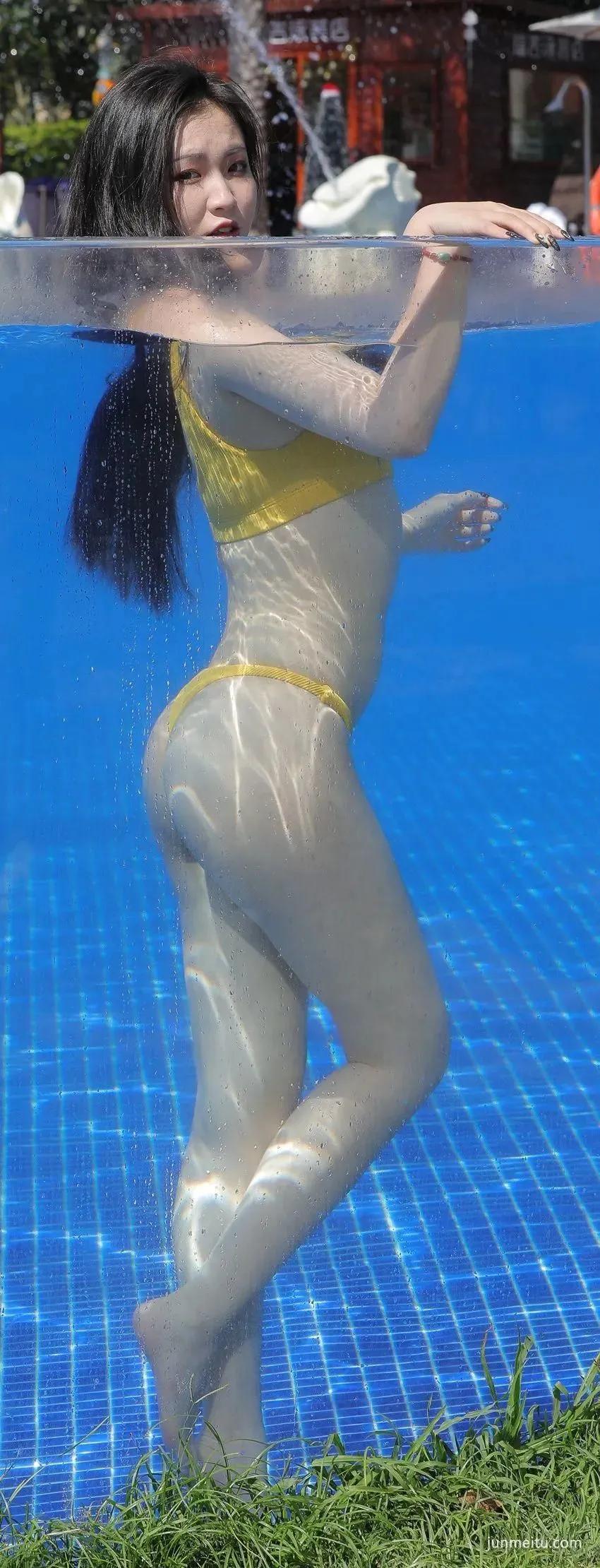 街拍水上乐园抓拍的比基尼美女