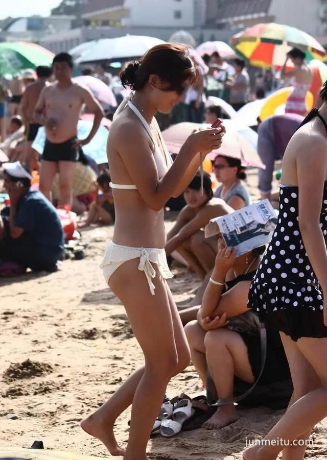 海滨泳装街拍的白色比基尼美女