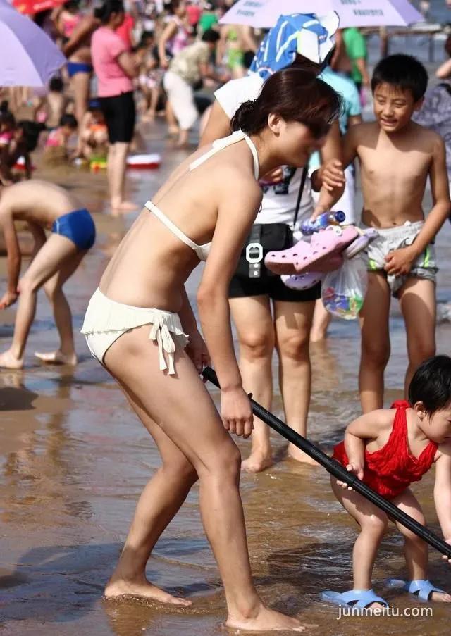 海滨泳装街拍的白色比基尼美女