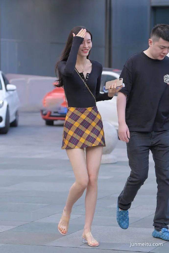 街拍格纹短裙熟女粉嫩的美腿招人爱