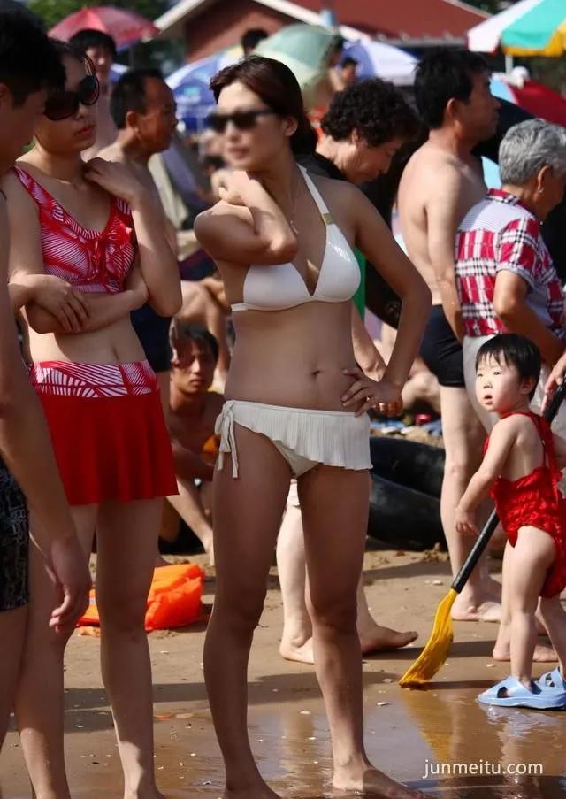 海滨泳装街拍的白色比基尼美女