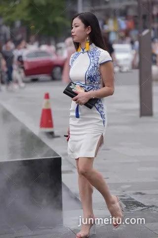 街拍旗袍少妇白蓝穿搭格外亮眼, 国风图案展现淑女气质, 黄色耳环更好
