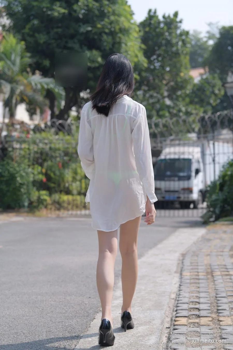 街拍比基尼外搭白衬衫，若隐若现美不可言