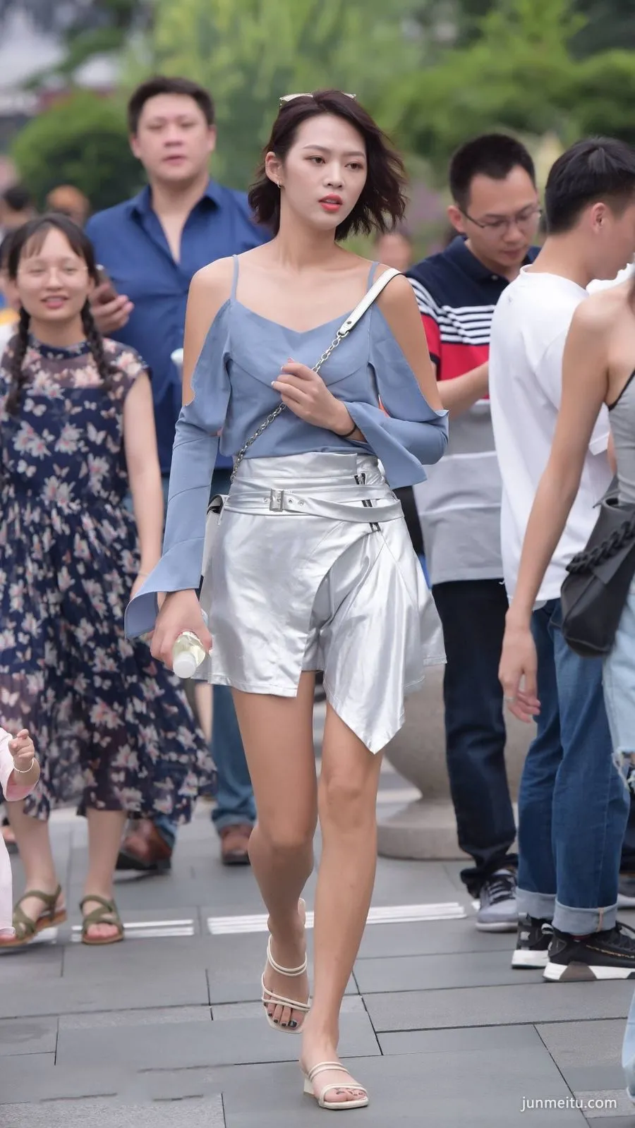 路人街拍身材修长的吊带露肩姑娘，短裙穿出白皙长腿