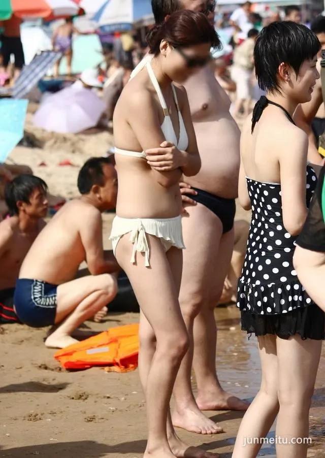 海滨泳装街拍的白色比基尼美女