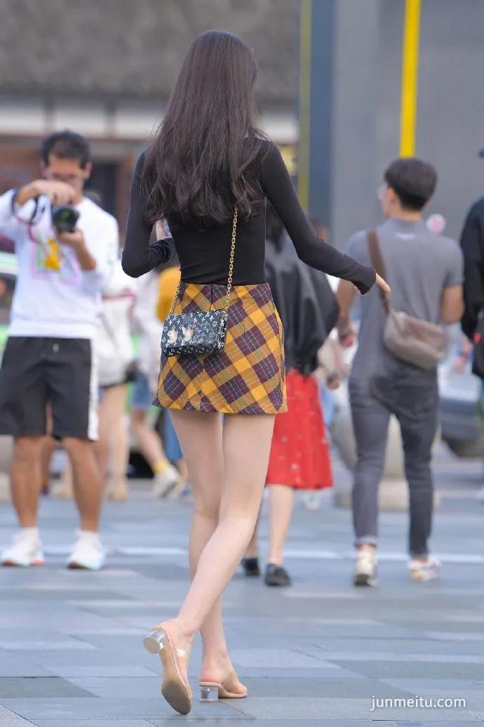 街拍格纹短裙熟女粉嫩的美腿招人爱