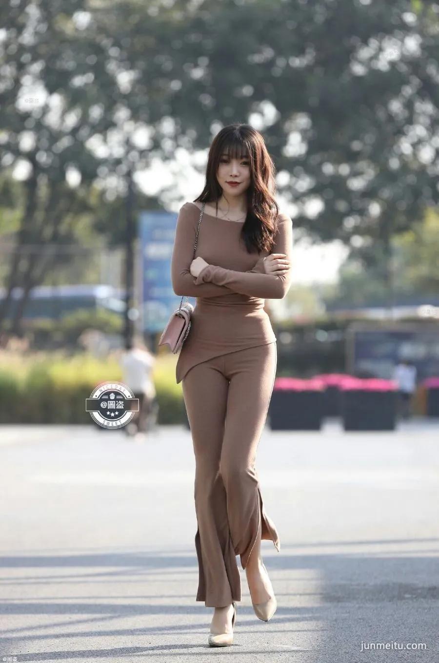 街拍少妇好风骚 大屁股紧身裤越看越好看