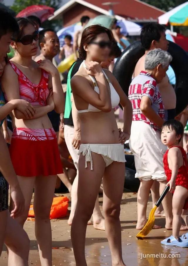 海滨泳装街拍的白色比基尼美女