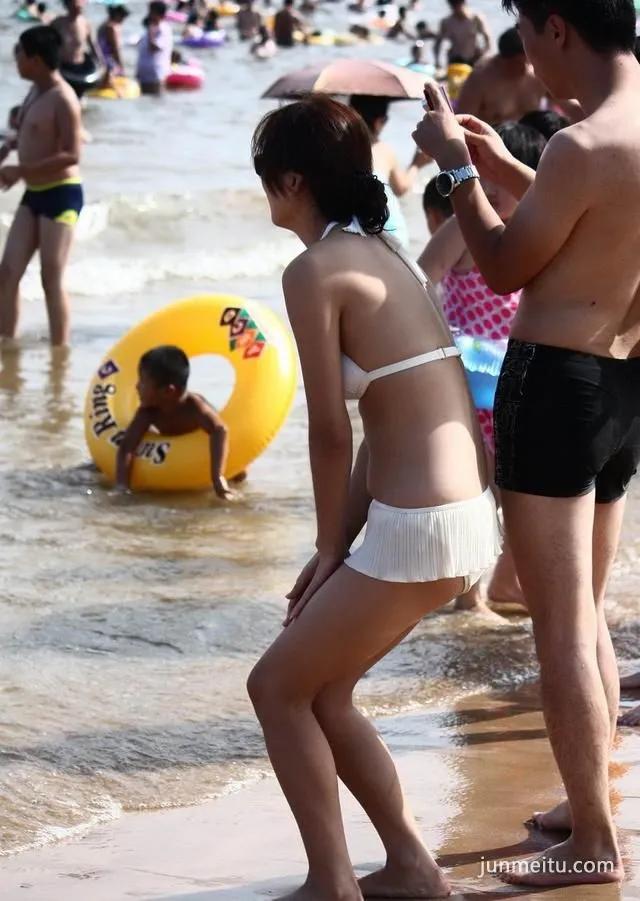 海滨泳装街拍的白色比基尼美女