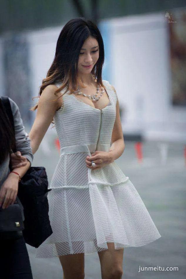 街拍肤白貌美大长腿的小姐姐，性感香肩，魅力十足