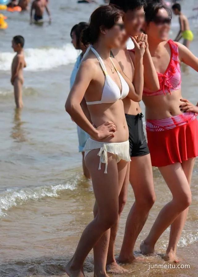 海滨泳装街拍的白色比基尼美女