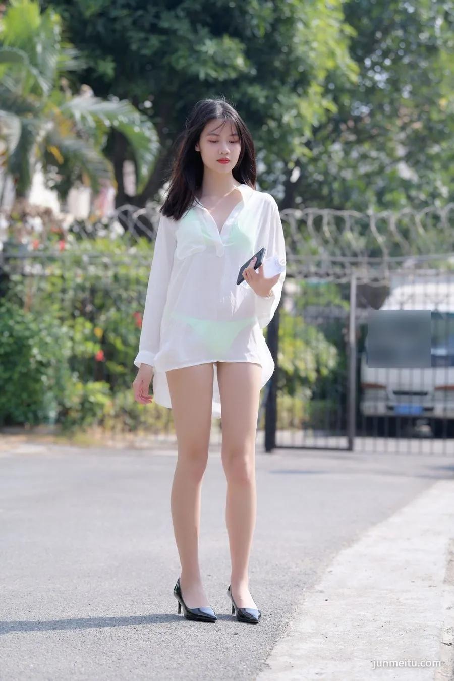 街拍比基尼外搭白衬衫，若隐若现美不可言