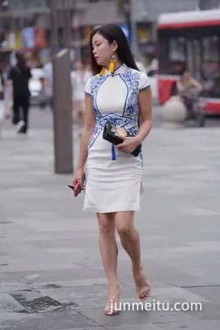 街拍旗袍少妇白蓝穿搭格外亮眼, 国风图案展现淑女气质, 黄色耳环更好