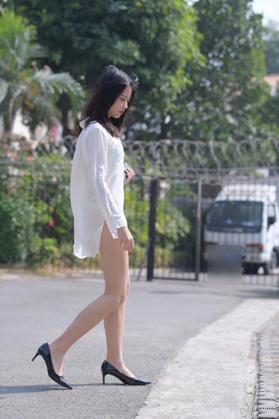街拍比基尼外搭白衬衫，若隐若现美不可言
