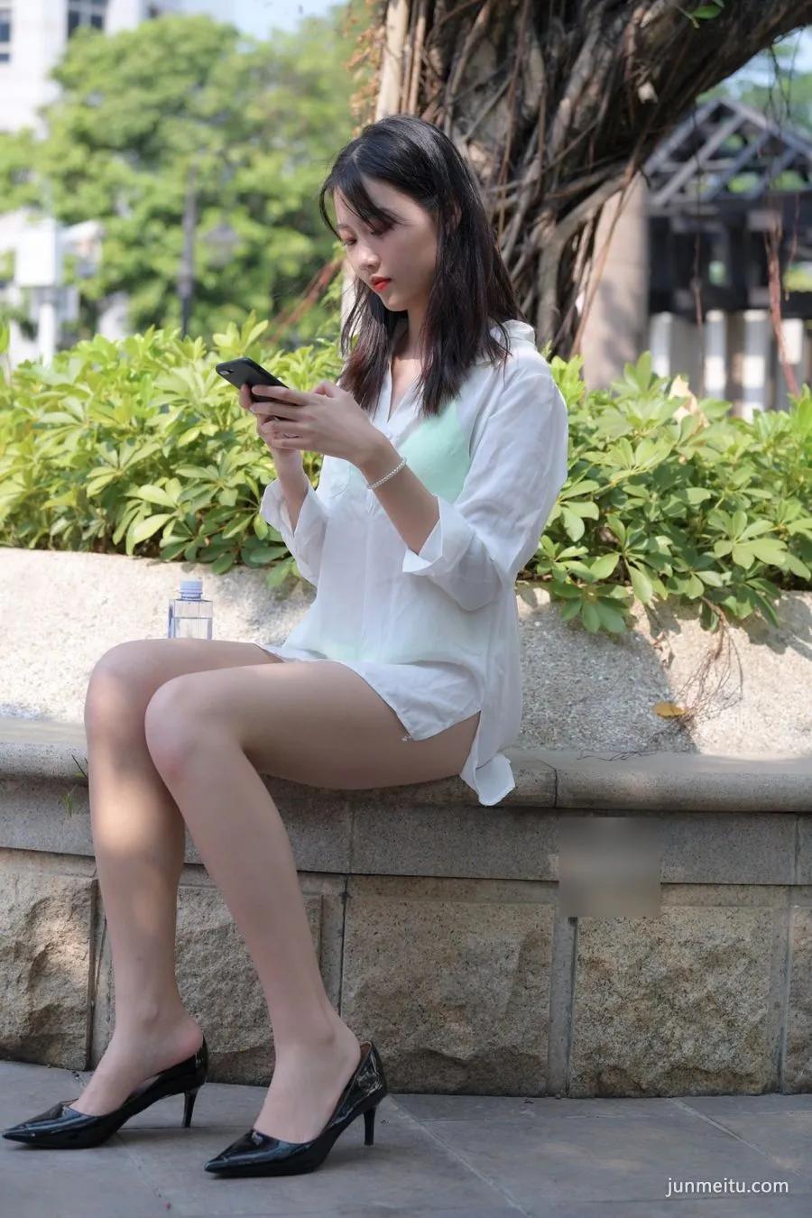 街拍比基尼外搭白衬衫，若隐若现美不可言