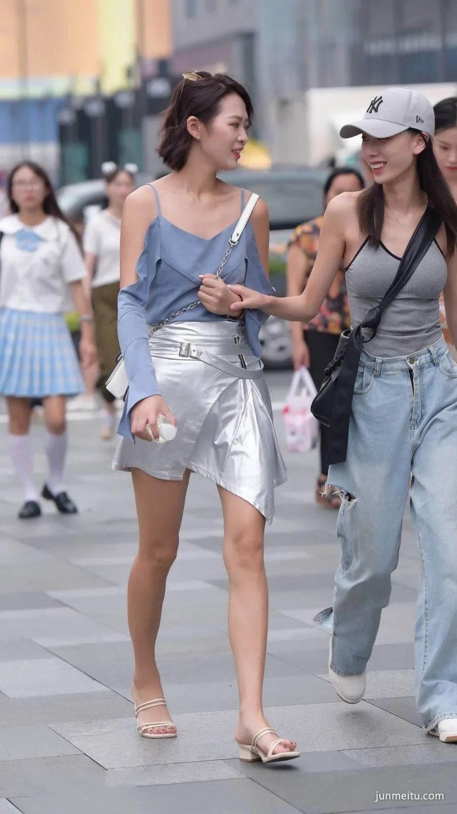 路人街拍身材修长的吊带露肩姑娘，短裙穿出白皙长腿