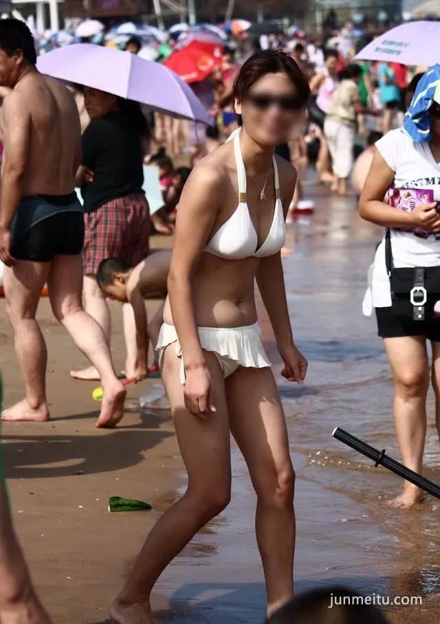 海滨泳装街拍的白色比基尼美女