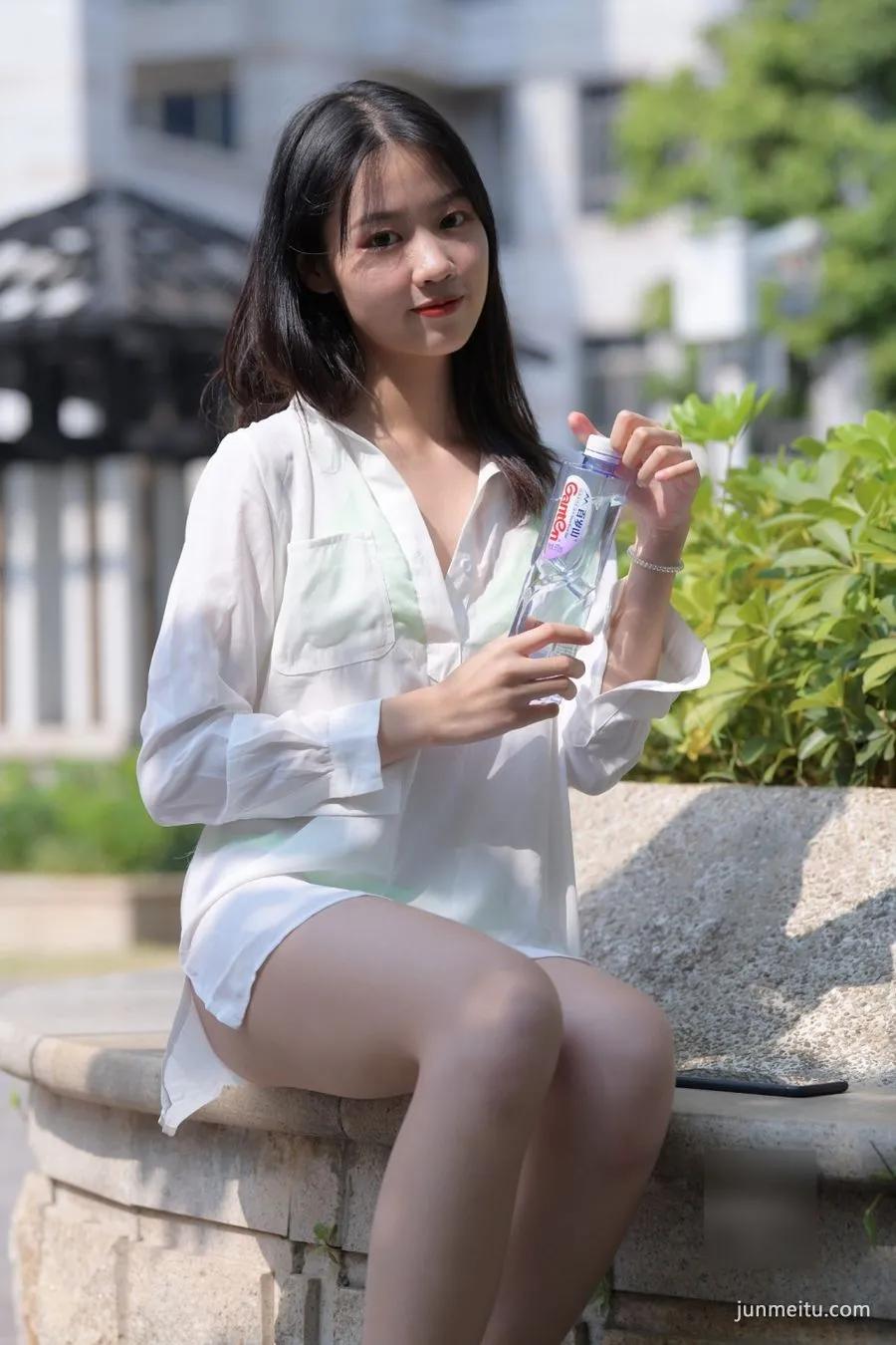 街拍比基尼外搭白衬衫，若隐若现美不可言