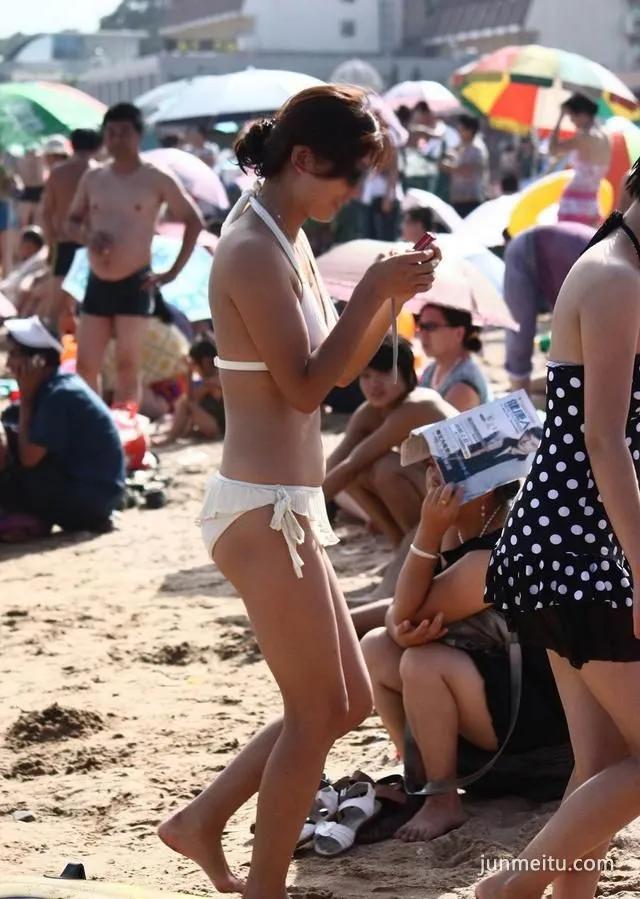 海滨泳装街拍的白色比基尼美女