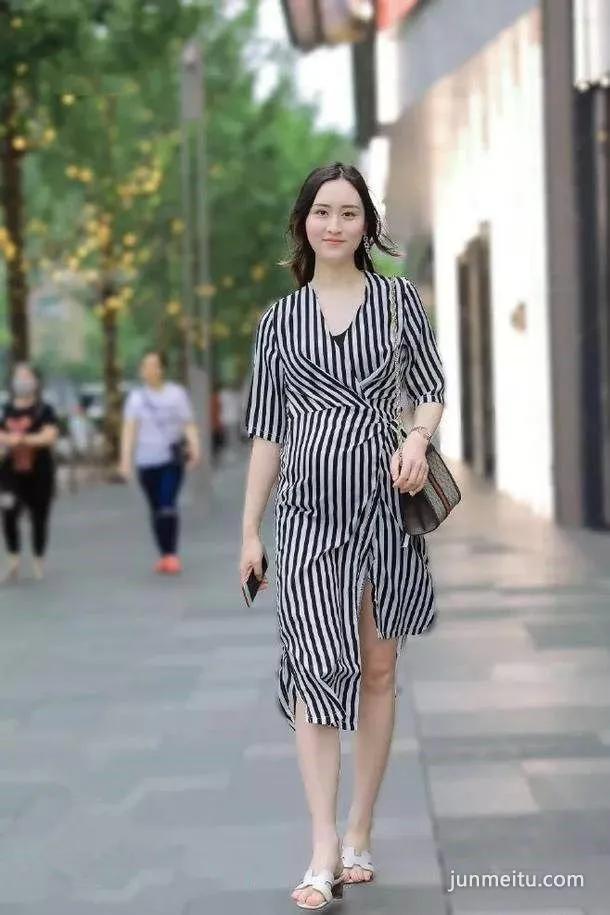街拍小姐姐吊带蕾丝的连衣裙,非常的温柔又性感