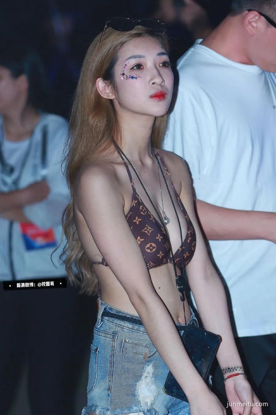 街拍抄底穿裙子美女真空上阵走光奶头
