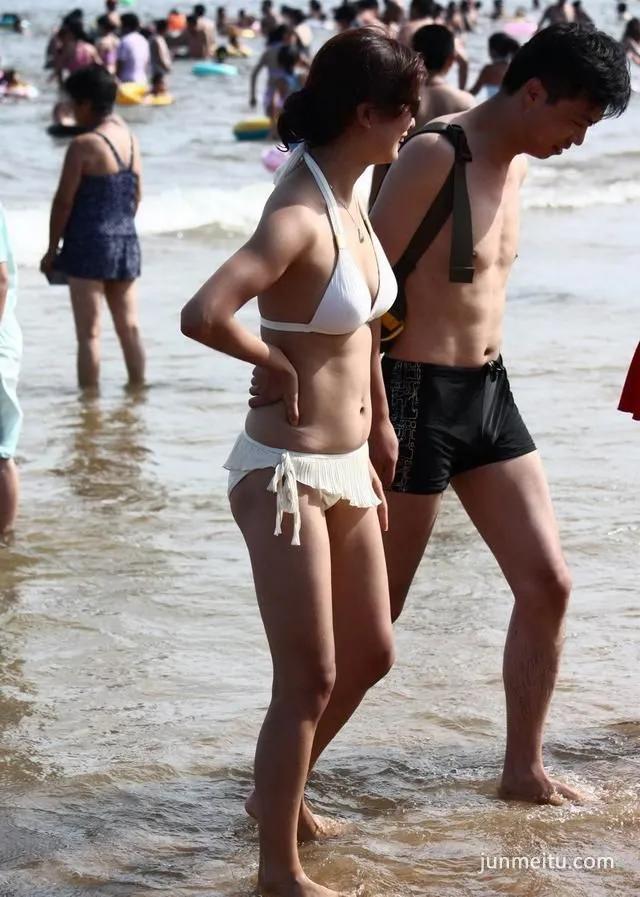 海滨泳装街拍的白色比基尼美女