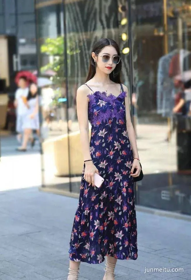 街拍小姐姐吊带蕾丝的连衣裙，非常的温柔又性感