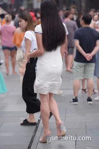 街拍旗袍少妇白蓝穿搭格外亮眼, 国风图案展现淑女气质, 黄色耳环更好